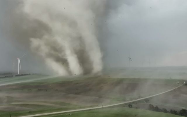 Multi-vortex tornado
