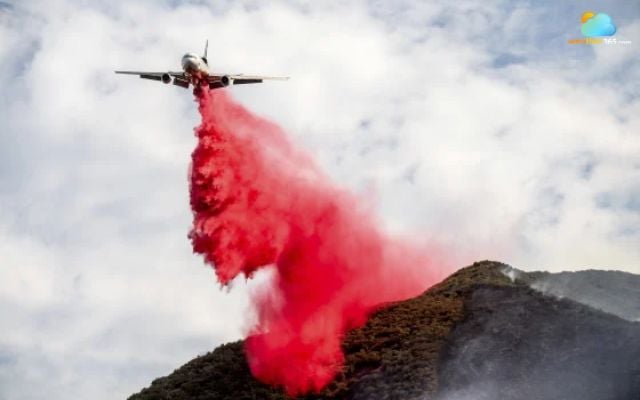  An air tanker drops retardant