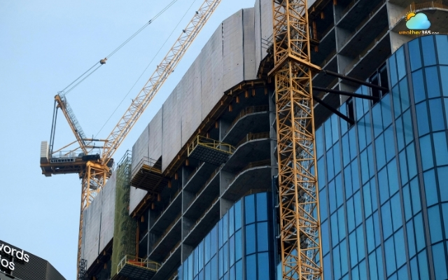  Strong winds can cause cranes and loads to sway