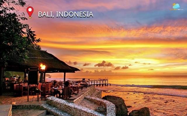  Enjoy the sunset from outdoor bars in Bali