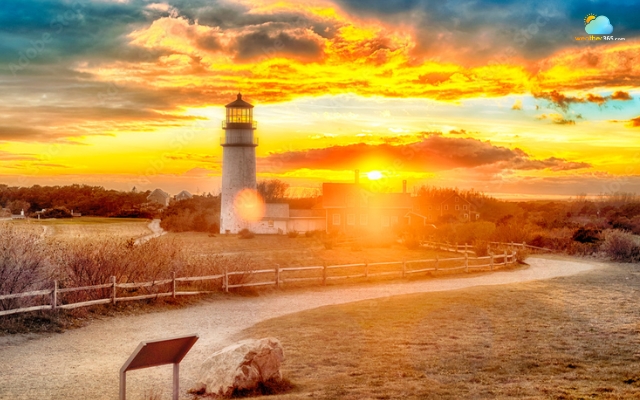  Enjoy the sunset with a lighthouse view