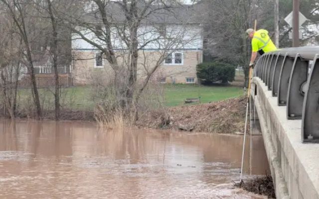 A Green Bay city crew is monitoring conditions along the East River