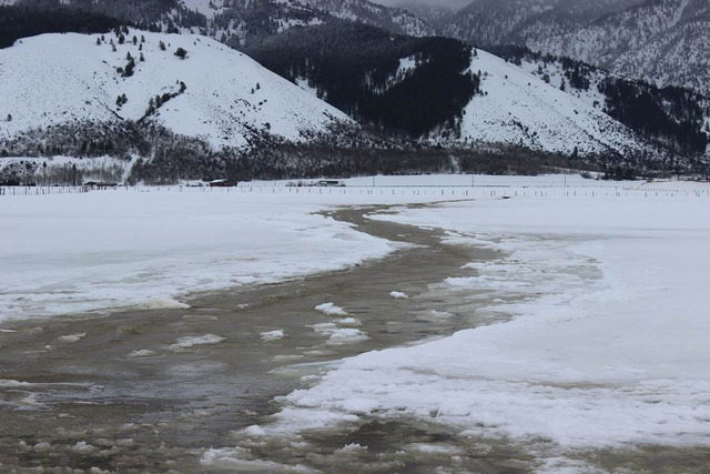  Rapid snowmelt causes flooding