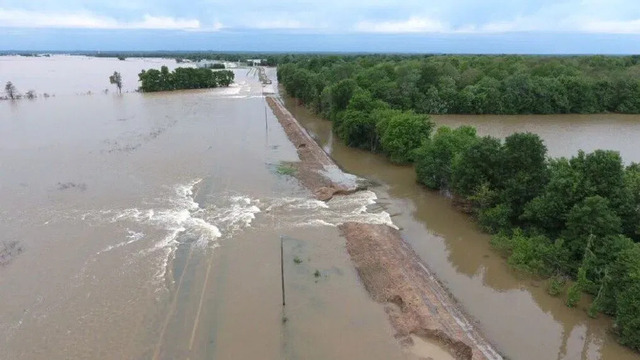  Levee failures causes flooding