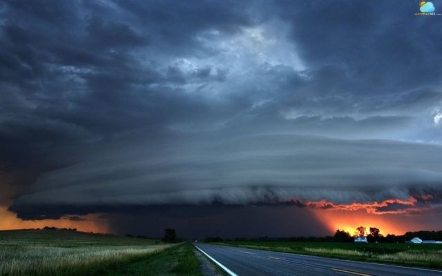  What causes a derecho storm?