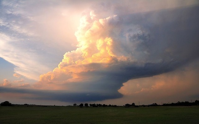 Low-Precipitation Supercell Thunderstorm