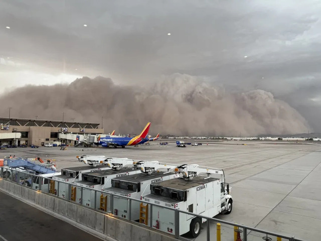  Wall of dust at Sky Harbor airport