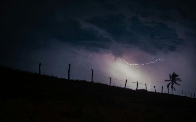  Cloud-to-air lightning