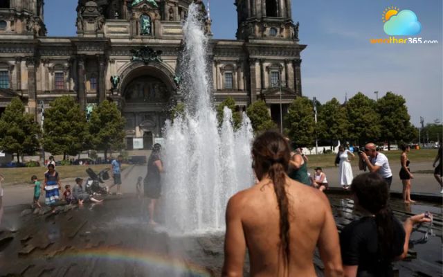 Crowds cool down in the fountain at Berlin Cathedral