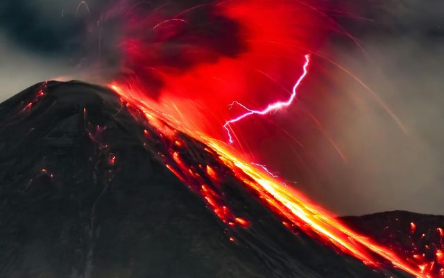  Lightning ignites fire in nearby areas